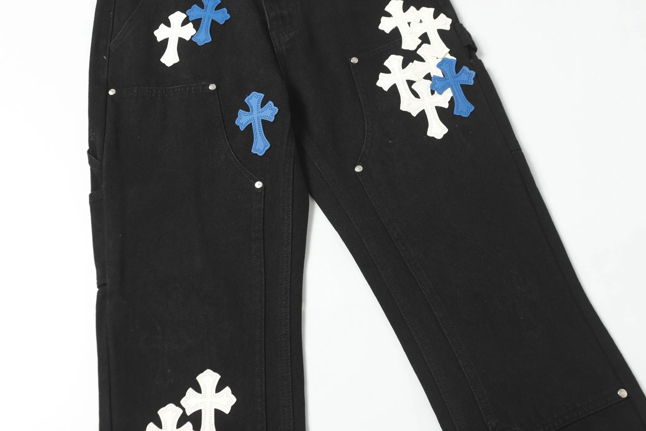 KE9101 P280 The only correct leather label version on the market Chrome Hearts CH Cross embroidered American style washed patchwork leather lumberjack workwear jeans Top ceiling quality 100% correct version The correct version is here!  Believe me this must be the best quality you will ever come across! ! Excellent value for money! !  Styles with different washes and textures are very friendly to people with thin legs and thick legs. The straight version is very flattering to the shape of the legs. The moderate length is timeless and easy to match. It is the basis of various styles and a must-have in the wardrobe! ! Add a little stacking to make the atmosphere easy to control. The fabric is stiff but the upper body is soft without losing texture. The sides and cuffs of some styles have a bone-wash effect. It’s really hard not to love it!  ✅Correctly customize the Croxin metal leather label on the back panel. It is definitely not sold directly with the cross on the finished jeans. 1:1 copying strives for excellence and the details are perfectly grasped. ✅The cross leather label is clear and smooth. Exquisite turning top craftsmanship. ✅Buttons, zippers and hardware are all customized versions of the Croxin LOGO. ✅High-cost washing process. Size: 28 30 32 34 36